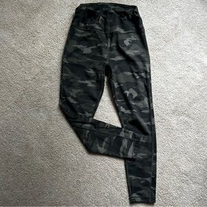 Athleta Camo Ultimate Stash 7/8 Tight Leggings Pockets Small S Camouflage